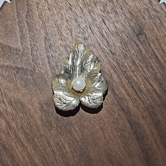 Vintage Sarah Coventry Gold Lead Brooch with Pearl - Picture 2 of 6